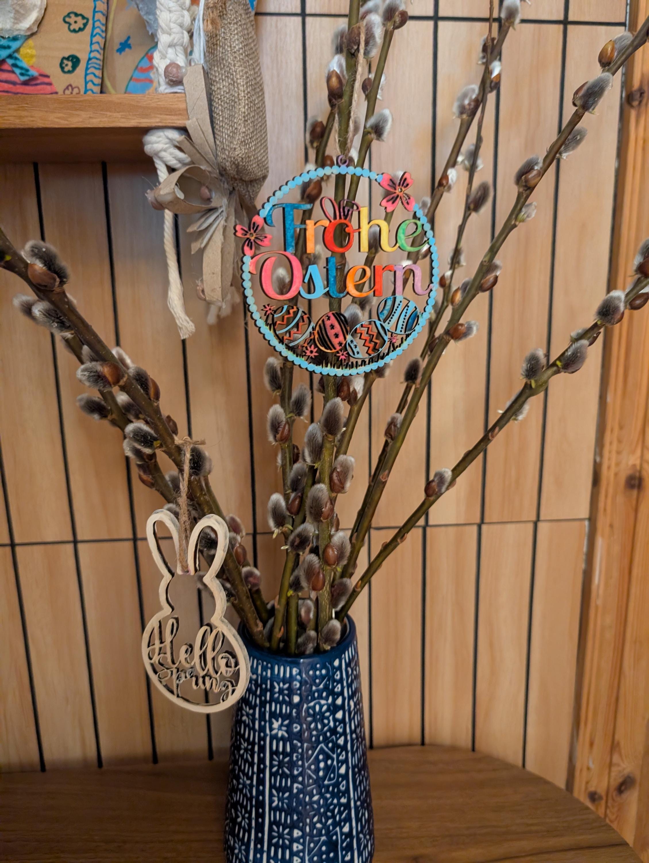 3 Stück Hello Spring Anhänger | Frühlingsdeko Holz | Laser Cut Schriftzug | Geschenkanhänger Frühling | Türdeko & Osterstrauß | Modern Boho