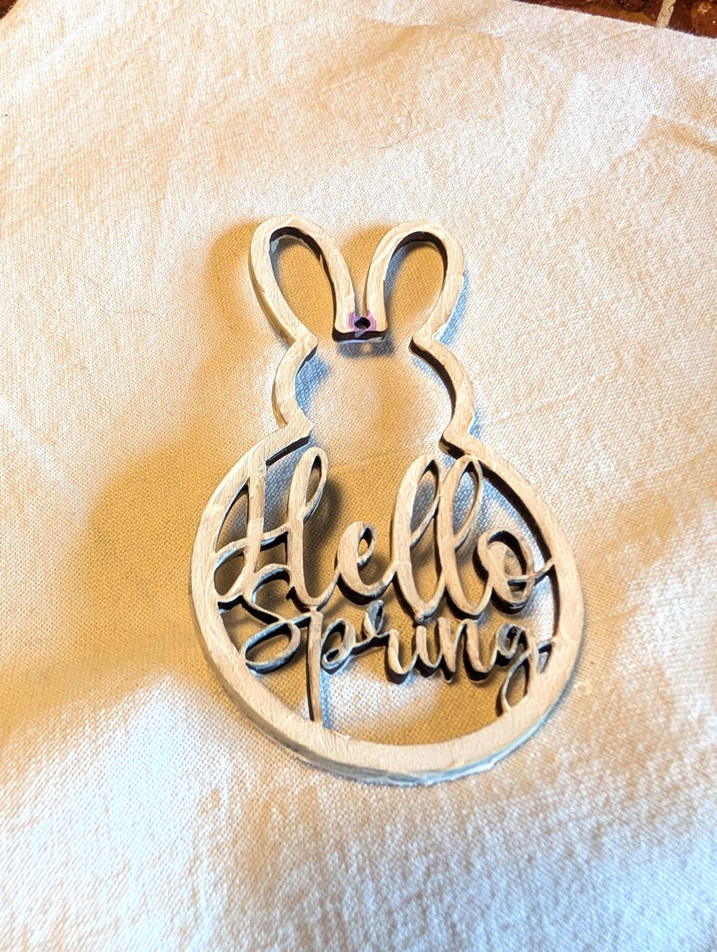 3 Stück Hello Spring Anhänger | Frühlingsdeko Holz | Laser Cut Schriftzug | Geschenkanhänger Frühling | Türdeko & Osterstrauß | Modern Boho