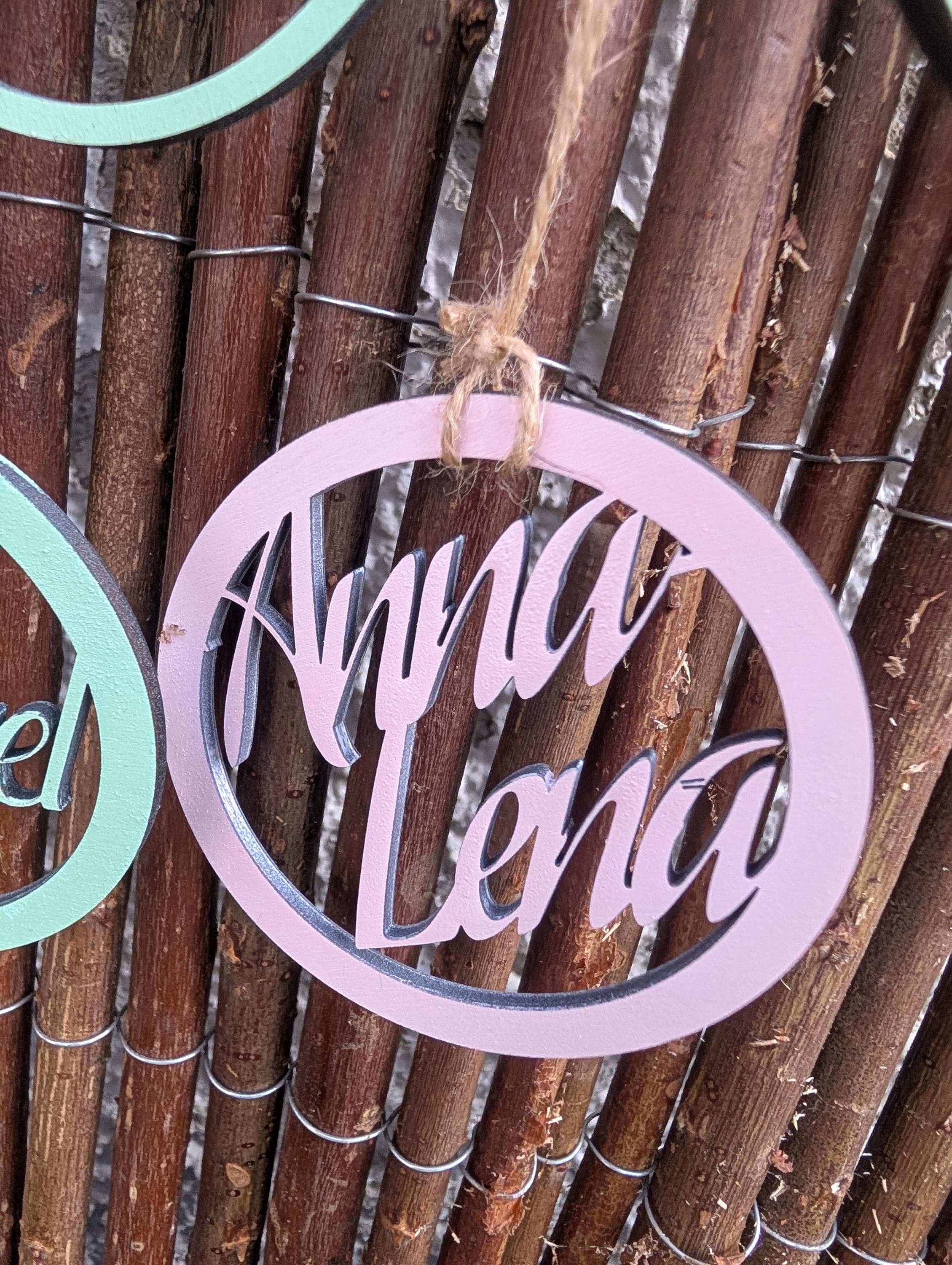 Personalisierter Türkranz aus Holz – 30 cm Familien-Namensschild mit hängenden Namens-Anhängern – Individuelle Wanddeko & Einzugsgeschenk