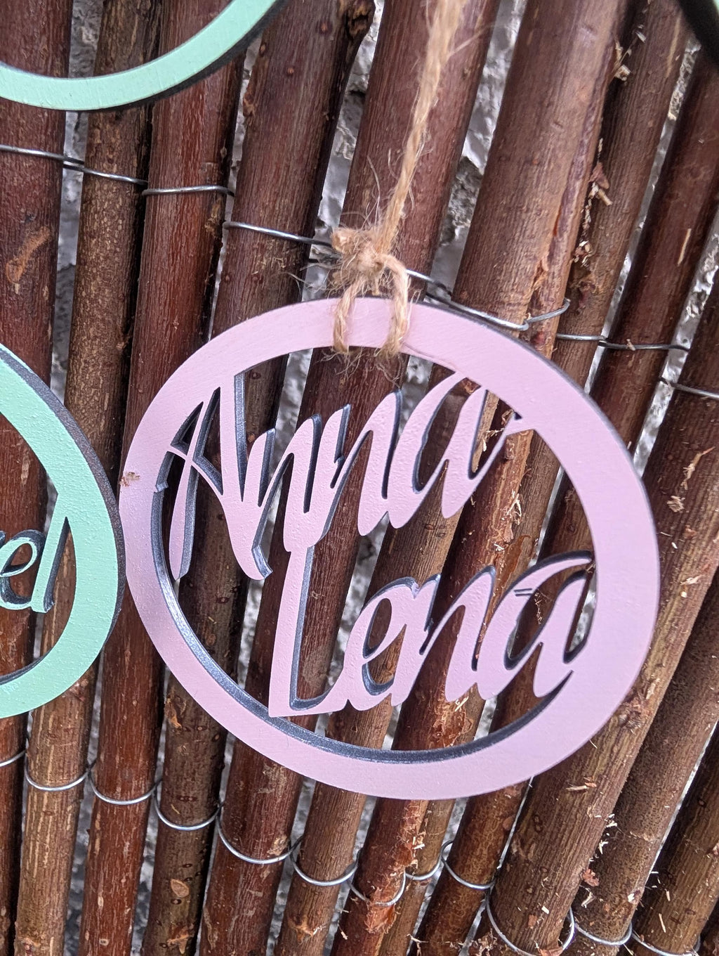 Personalisierter Türkranz aus Holz – 30 cm Familien-Namensschild mit hängenden Namens-Anhängern – Individuelle Wanddeko & Einzugsgeschenk