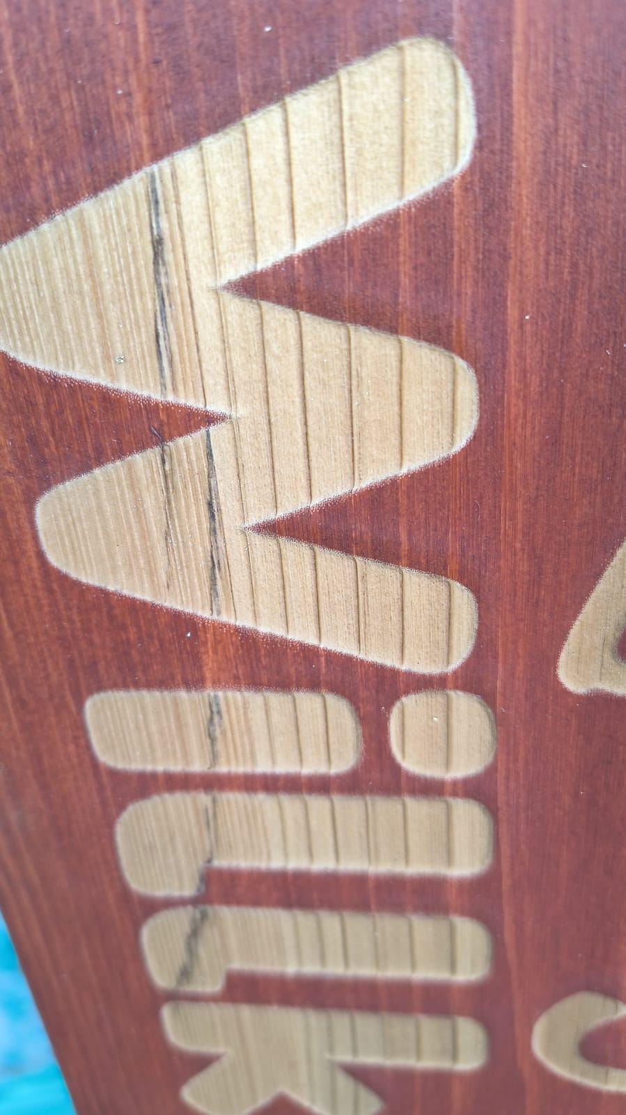 Personalisiertes Familienschild aus edlem Holz