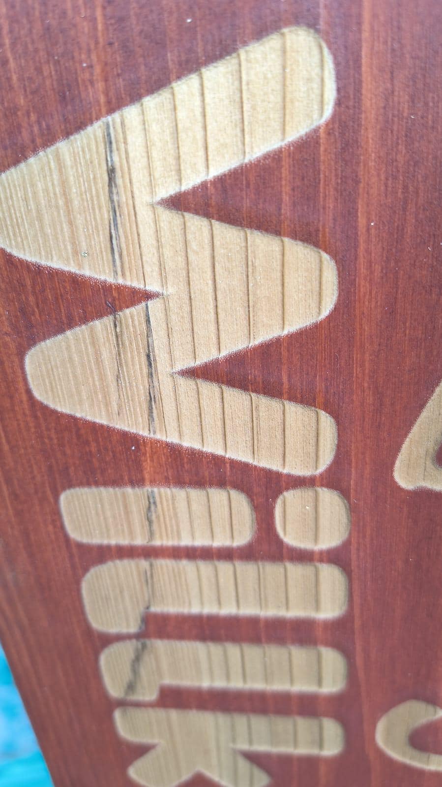 Personalisiertes Familienschild aus edlem Holz
