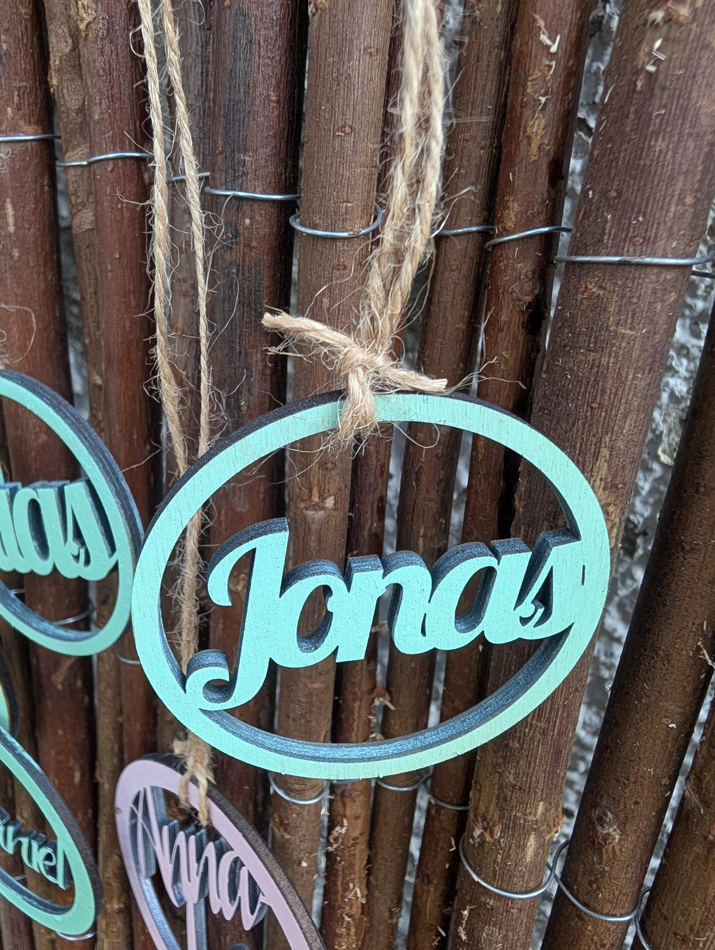 Personalisierter Türkranz aus Holz – 30 cm Familien-Namensschild mit hängenden Namens-Anhängern – Individuelle Wanddeko & Einzugsgeschenk