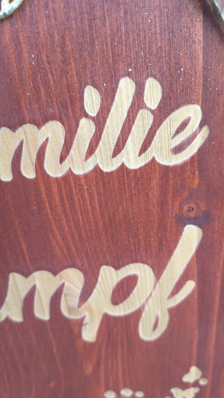 Personalisiertes Familienschild aus edlem Holz