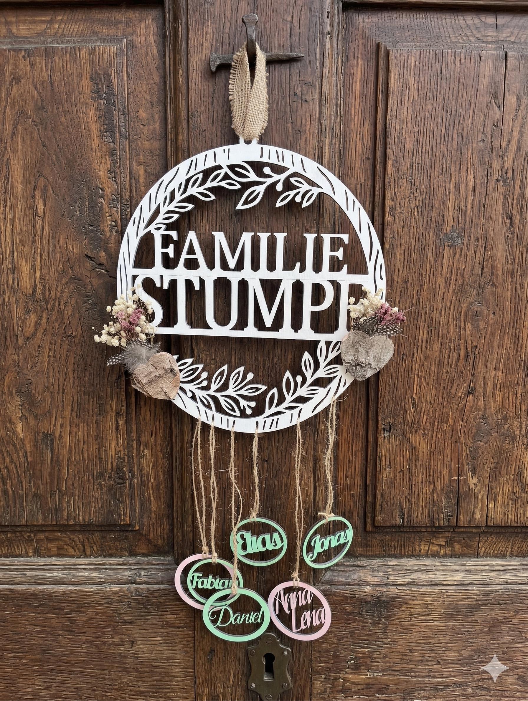 Personalisierter Türkranz aus Holz – 30 cm Familien-Namensschild mit hängenden Namens-Anhängern – Individuelle Wanddeko & Einzugsgeschenk