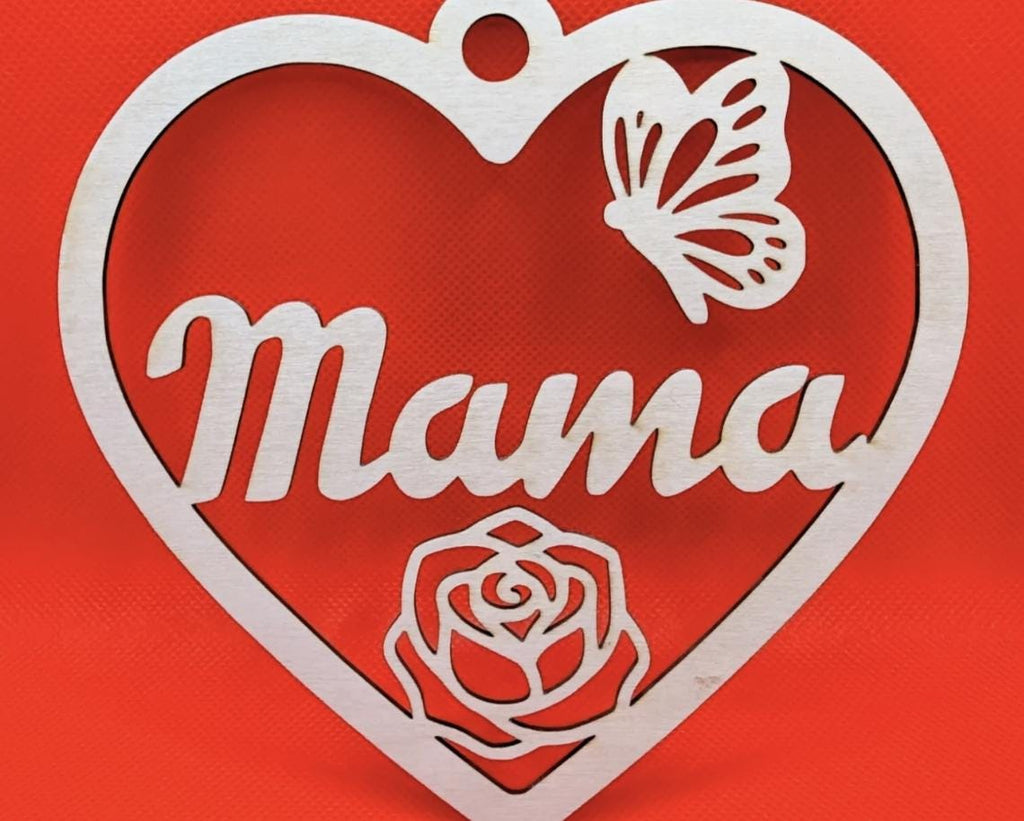 Handgefertigtes Holzherz mit "Mama" Gravur – Rustikaler Herzanhänger aus Holz – Muttertagsgeschenk – Wanddeko Herz 15cm
