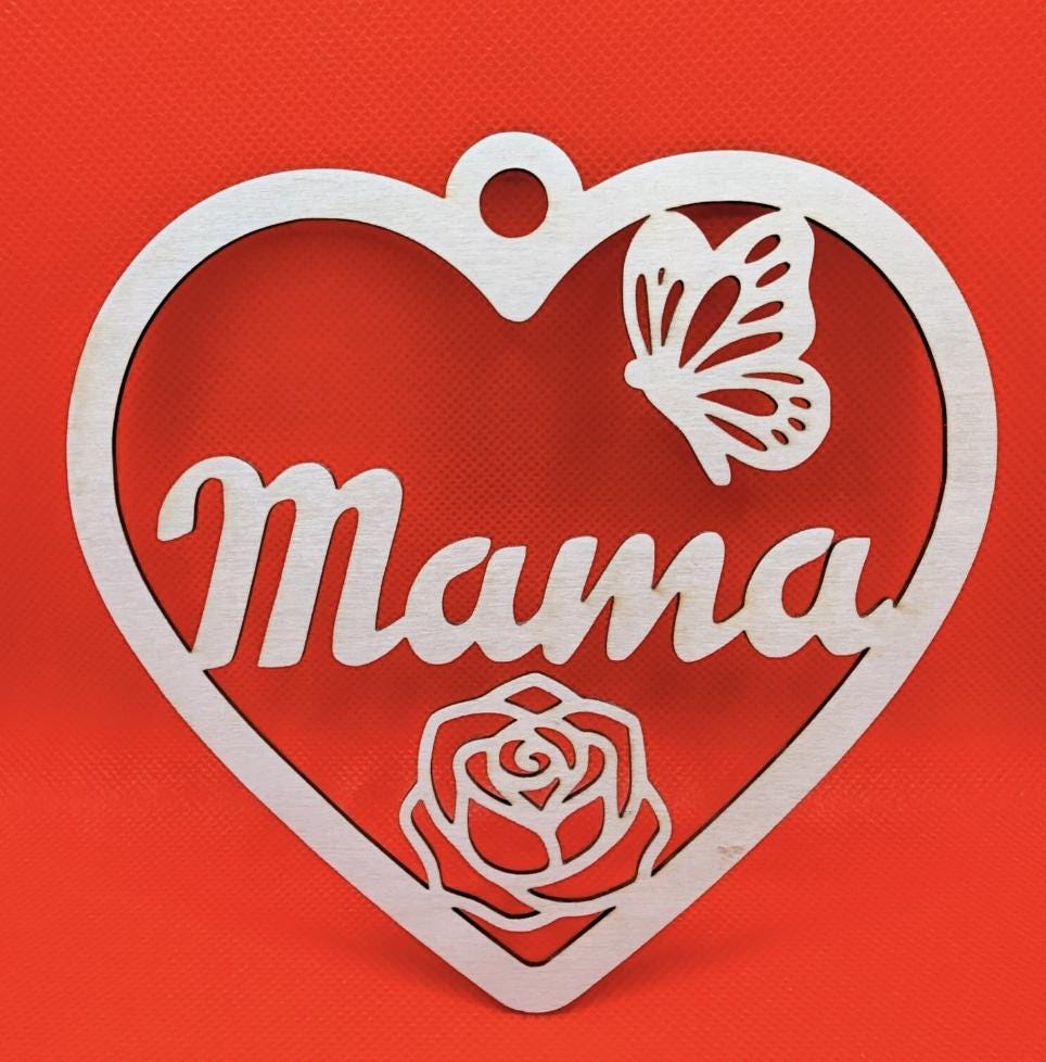 Handgefertigtes Holzherz mit "Mama" Gravur – Rustikaler Herzanhänger aus Holz – Muttertagsgeschenk – Wanddeko Herz 15cm